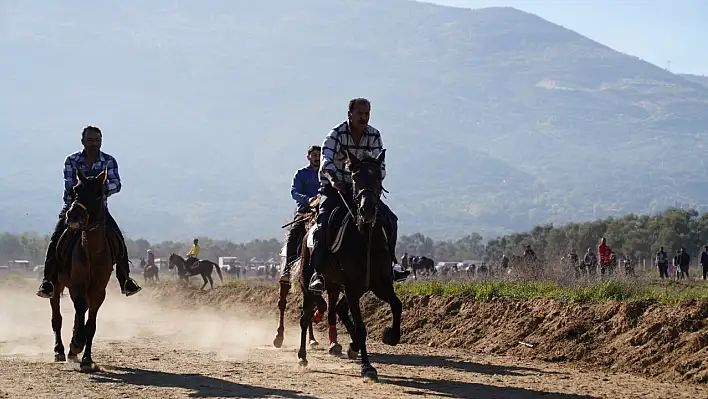 Tire'de Geleneksel Rahvan At Yarışları Nefes Kesti