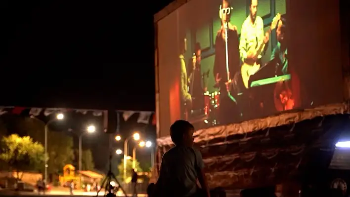 Tire'de Sinema Gecesi: Cem Karaca'nın Hikâyesi Açık Havada Yaşatıldı