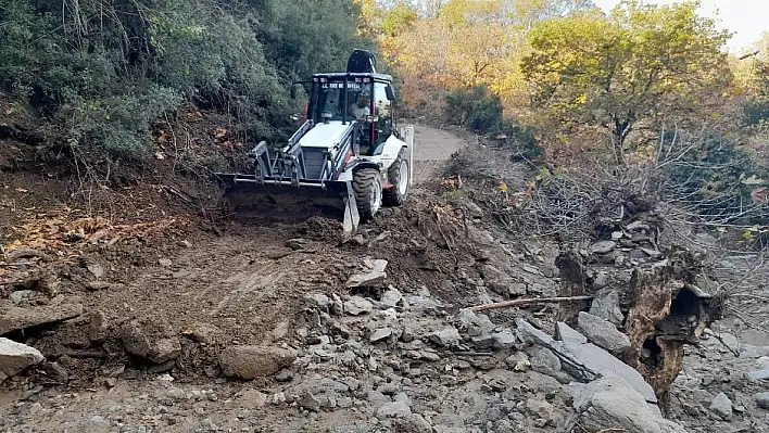 TİRE'DE KAPANAN YOLLARI BELEDİYE EKİPLERİ YAPTIĞI ÇALIŞMALARLA AÇTI