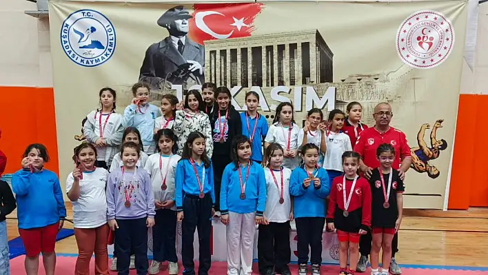 Tireli Güreşçiler Kuşadası'ndan Madalyalarla Döndü!