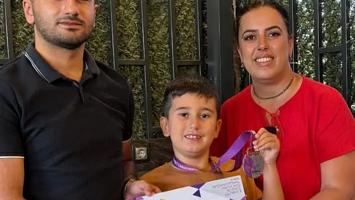 Tireli Minik Bilim İnsanından Uluslararası Başarı: Emir Kurtuluş, SIMSO Olimpiyatları'nda Türkiye İkincisi Oldu