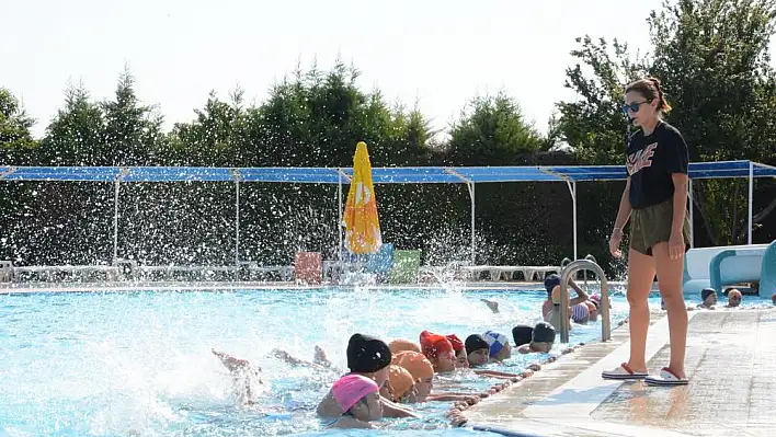 Torbalı Belediyesi'nde yüzme kursları başladı