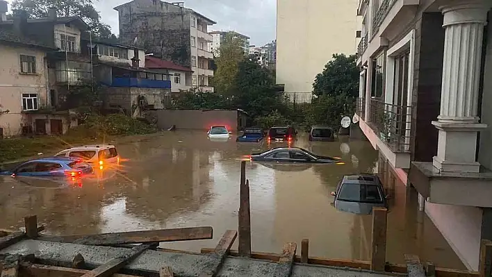 Trabzon'da dere taştı, sokaklar göle döndü