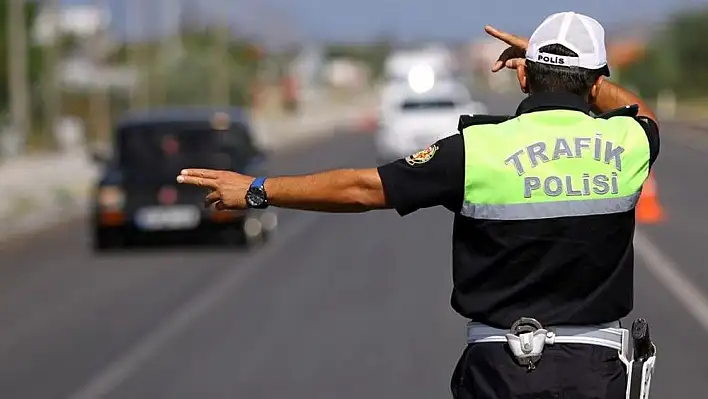 Trafik magandası, silah gösterdiği polise çarparak kaçtı