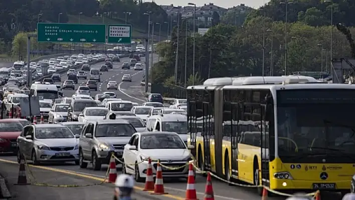 Trafikte tartıştığı kişinin başına duba fırlattı