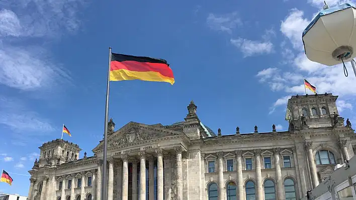 Turist vizesiyle iş bulanlar kalabilecek