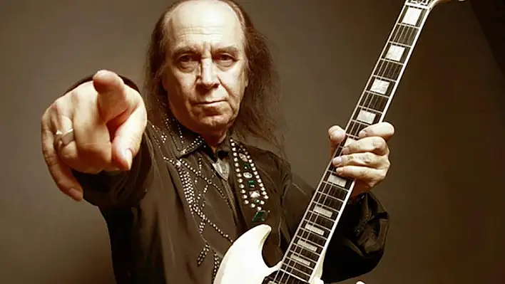 Türk rock müziğinin efsanesi hayatını kaybetti!
