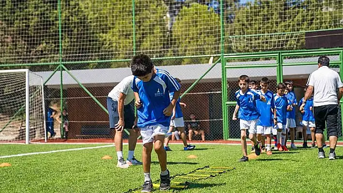 Ücretsiz futbol kursları İzmir’de Meriç Yaşayan Parkı’nda başladı!