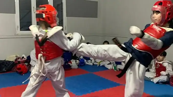 Ülkü Ocakları Kiraz İlçe Başkanlığı'ndan Gençlere Tekvando Eğitimi