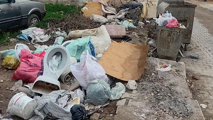 UMURBEY MAHALLESİ'NDEN ÇÖP TEPKİSİ: 'REZİLLİK DİZ BOYU, ÇOCUKLARIMIZ YOLDAN GEÇEMİYOR!'