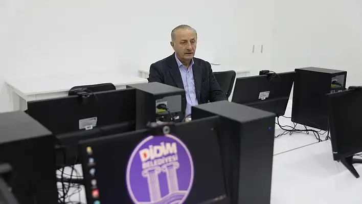 Üniversiteliler için bilgisayar sınıfı