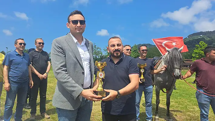 Ünye'de Rahvan At Yarışlarına Yoğun İlgi: Bayram Coşkusu Yarış Heyecanıyla Buluştu