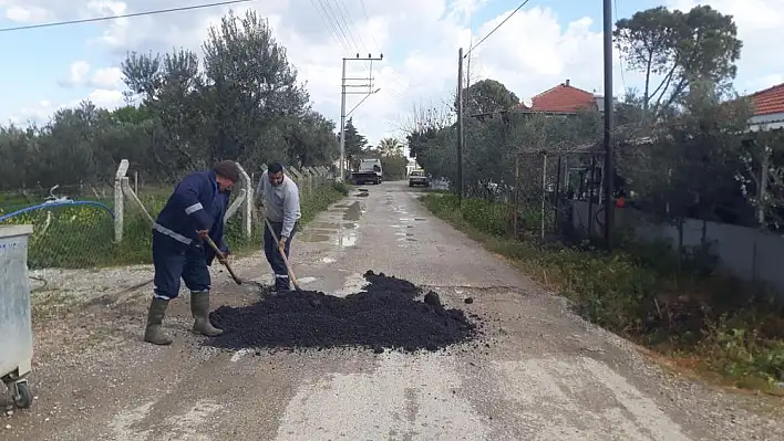 Urla'da asfalt onarım çalışmaları devam ediyor