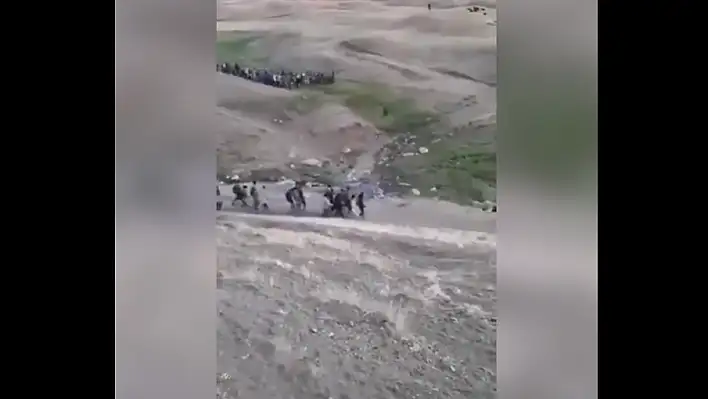 Van’dan şoke eden görüntü: Afganlar ve Pakistanlılar akın akın ülkeye giriyor!