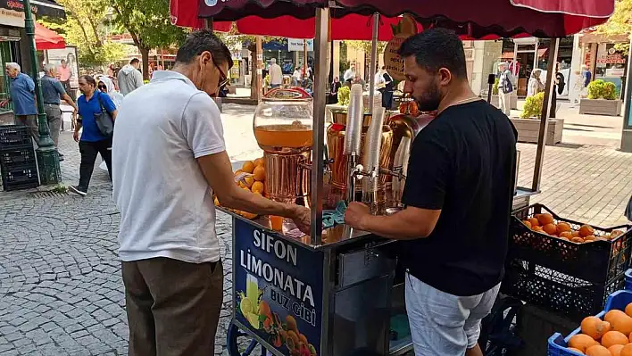 Vatandaşlar mevsim geçişlerinde hastalıklara önlem olarak portakal suyu içiyor