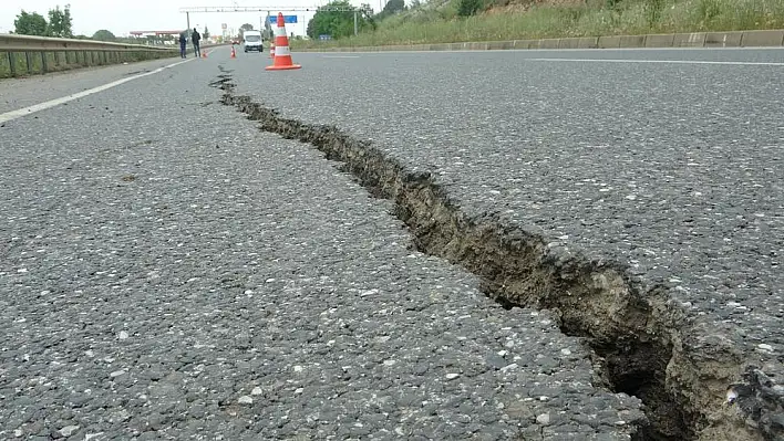 Yağmur'un ardından yol çöktü