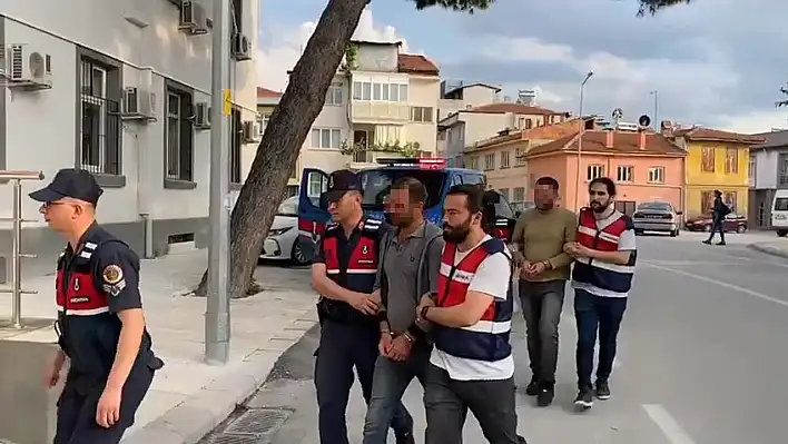 Yakalanmamak için yüzündeki beni aldırdı