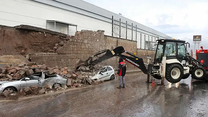 Yıkılan istinat duvarı araçların üstüne çöktü