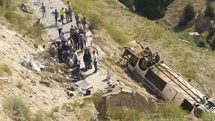 Yolcu otobüsü viyadükten düştü: çok sayıda ölü ve yaralı var