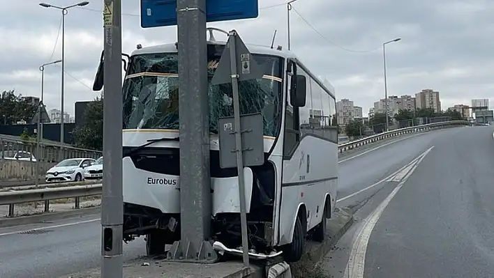 Yön tabelasına çarptı, 13 kişi yaralandı