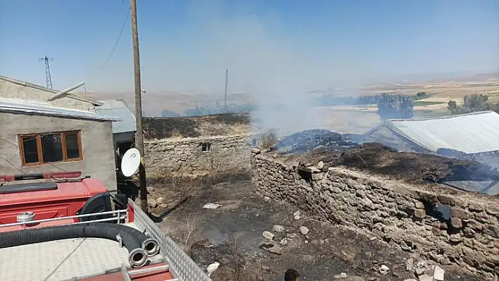 Yüksek gerilimden çıkan yangın ahırı küle çevirdi