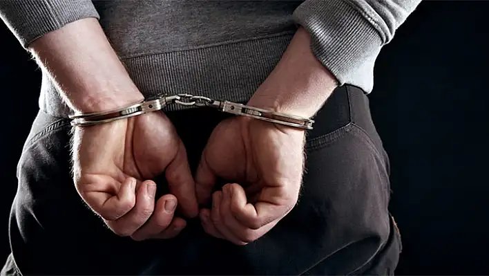 Yurt dışına sahte pasaport göndermek isteyenlere gözaltı