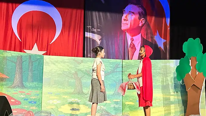 Zeytinova Şehit Erdal Canbulat Ortaokulu'ndan İngilizce Tiyatro Gösterisi