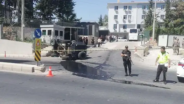 Zırhlı polis aracı Şanlıurfa’nın karaköprü ilçesinde devrildi