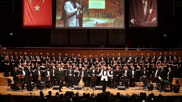 İzmir Büyükşehir Belediyesi Korosu “Sonbahar Şarkıları”yla Mest Etti