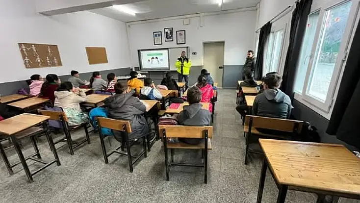 KİRAZ’DA ÖĞRENCİLERE TRAFİK GÜVENLİĞİ EĞİTİMİ VERİLDİ