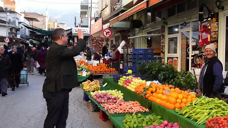 BAŞKAN OKUROĞLU SALI PAZARI’NDA ESNAF VE VATANDAŞLA BULUŞTU