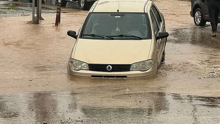 ÖDEMİŞ’TE SAĞANAK YAĞIŞ KANALI ÇÖKERTTİ: OTOMOBİL HEMZEMİNDE ÇUKURA SAPLANDI