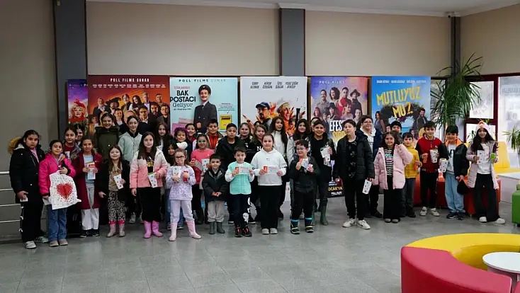 TİRE’DE ÇOCUKLARA KÜLTÜR VE SİNEMA DOLU KARNE SEVİNCİ
