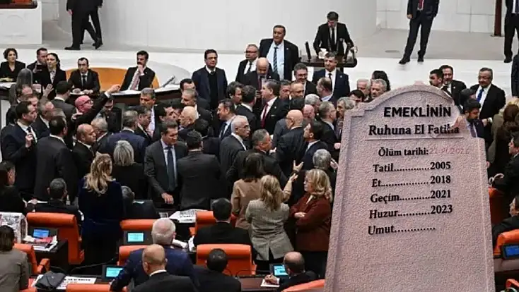 MECLİS'TE EMEKLİ MAAŞI TARTIŞMASI: TABUTLU PROTESTO GÜNDEME DAMGA VURDU