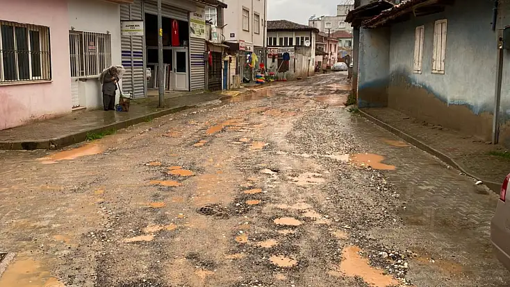 Ödemiş Umurbey Mahallesi’nde 21. yüzyıla yakışmayan yol tepkisi