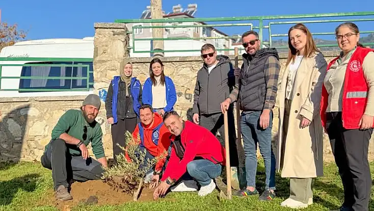 SEYYAH ÖMER VE GEZGİN NECİP BAYINDIR’DA FİDAN DİKTİ; GENÇLİK MERKEZİ DESTEK VERDİ