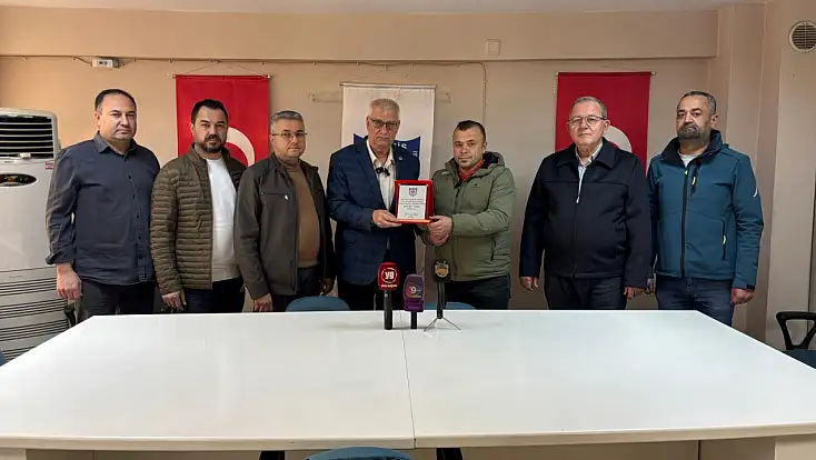 Tahir Silay Duyarlı Şoföre Plaket Taktim Etti