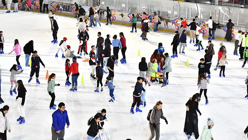 BÜYÜKŞEHİR'DEN ÖĞRENCİLERE YARIYIL TATİLİ BUZ PİSTİ HEDİYESİ