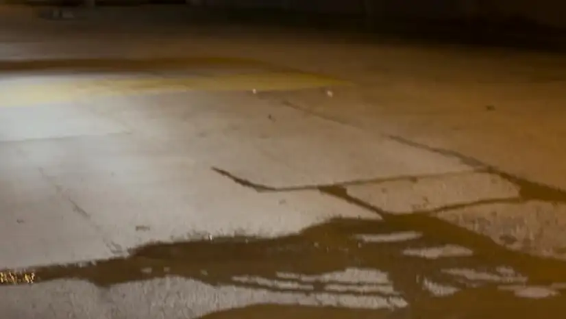 HÜRRİYET MAHALLESİ'NDE SU HATTI PATLADI, YOLDA SU FIŞKIRIYOR