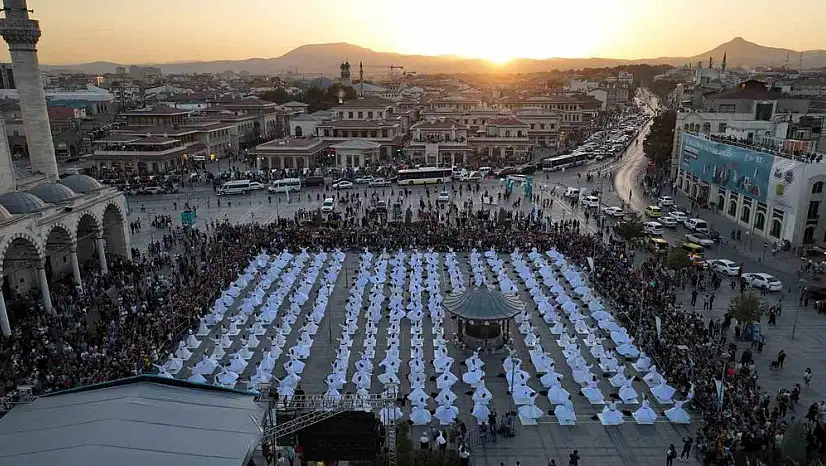 Mevlana'nın huzurunda 250 semazen aynı anda sema icra etti