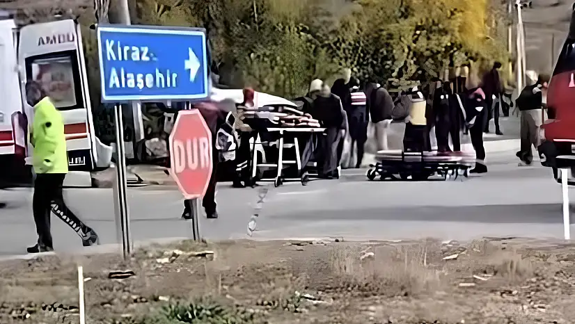 ÖDEMİŞ KAYMAKÇI'DA İKİ ARAÇ ÇARPIŞTI: 5 YARALI