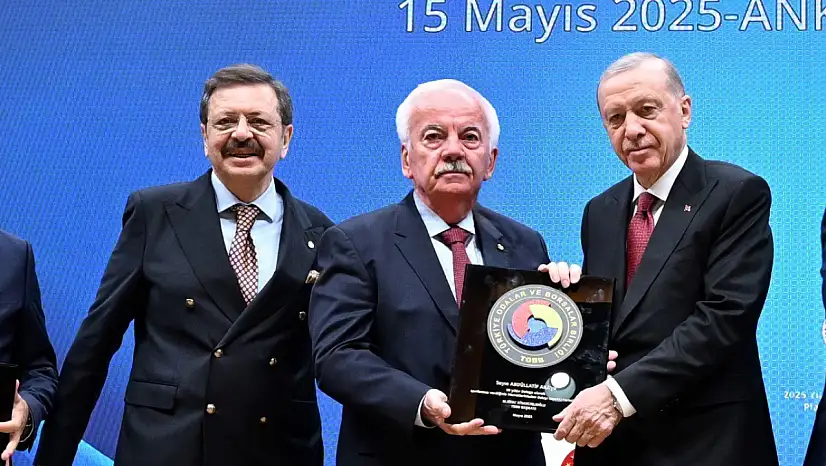Ödemiş Ticaret Borsası Başkanı A. Latif Aka'ya Hizmet Şeref Belgesi Takdim Edildi