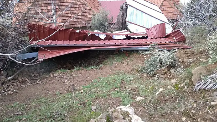 TİRE'DE FIRTINA EVİN ÇATISINI UÇURDU