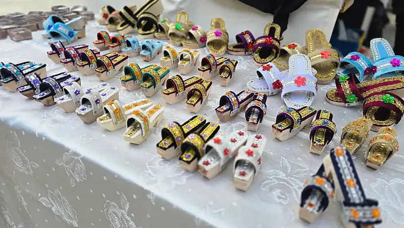 TİRE'DE İLK YENİ YIL HEDİYELİK EŞYA PAZARI AÇILDI