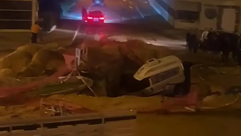 TİRE'DE OTOMOBİL AÇIK ÇUKURA DÜŞTÜ