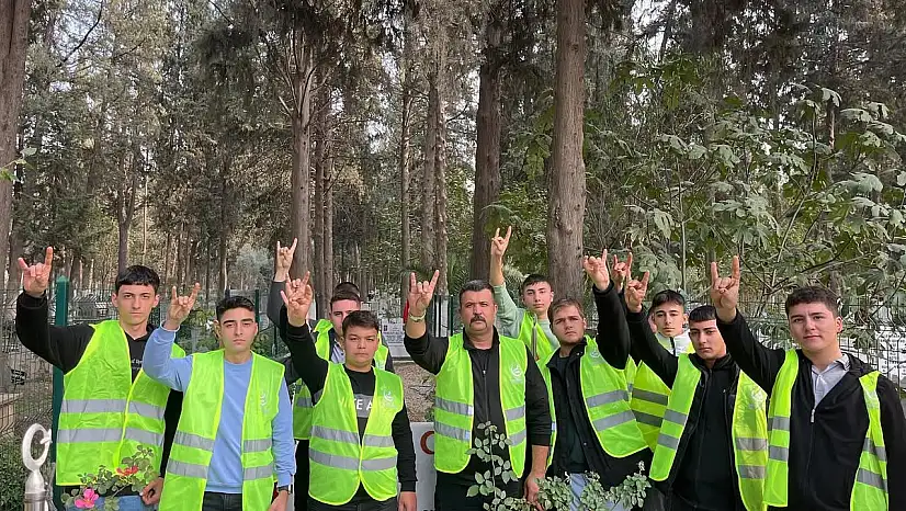 Ülkü Ocakları Ödemiş'te Şehitliği Ziyaret Etti ve Temizlik Çalışması Yaptı