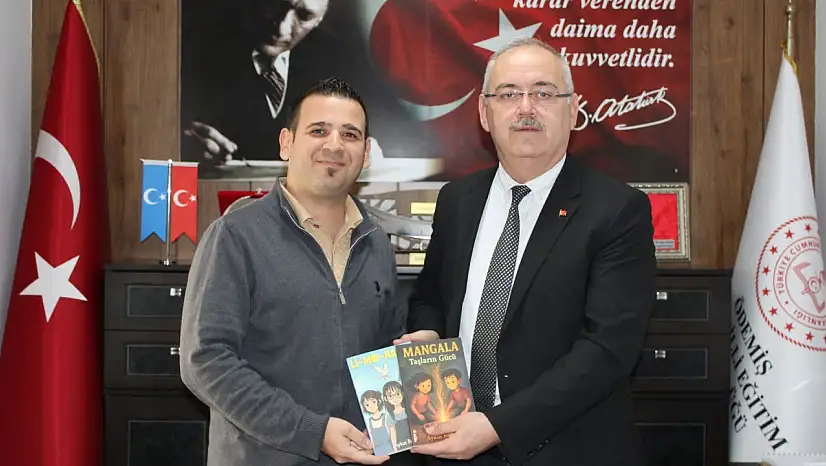 Yazar ve Öğretmen Aykut Bağçivan'dan İlçe Millî Eğitim Müdürlüğü'ne Hediye