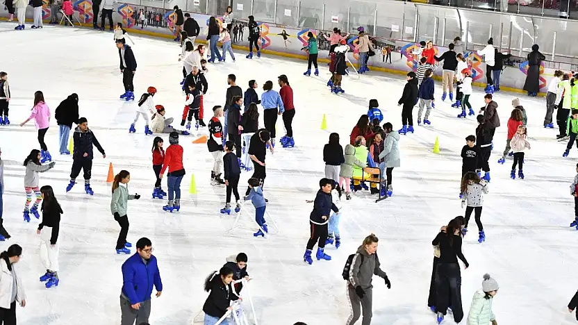 BÜYÜKŞEHİR'DEN ÖĞRENCİLERE YARIYIL TATİLİ BUZ PİSTİ HEDİYESİ