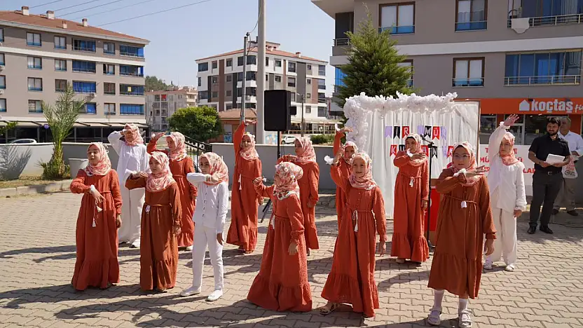 İbn-i Melek Camii'nde Yaz Kur'an Kursu Kapanışı Coşkuyla Yapıldı