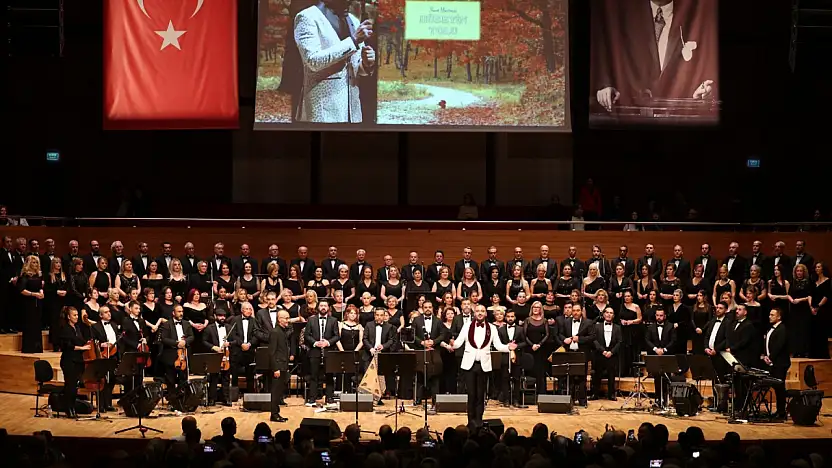 İzmir Büyükşehir Belediyesi Korosu 'Sonbahar Şarkıları'yla Mest Etti